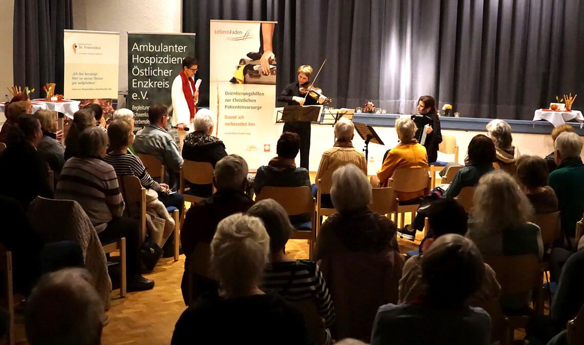 Bestatterin Ute Züfle und das Duo „Viamusicart“ mit Judith Calvelli-Adorno (Violine) und Janina Rüger-Aamot (Akkordeon). Foto: Bastian