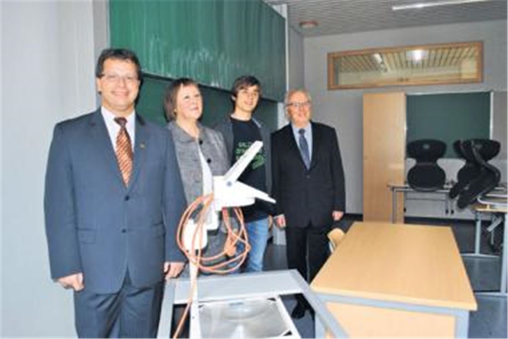 Beste Bedingungen für künftige Abiturienten: Bürgermeister Andreas Felchle, Schulleiterin Christine Stamler, Schülersprecher Simon Kloock und Landtagsabgeordneter Winfried Scheuermann in einem der neuen Klassenzimmer im Anbau des Salzach-Gymnasiums.
Foto: Stahlfeld