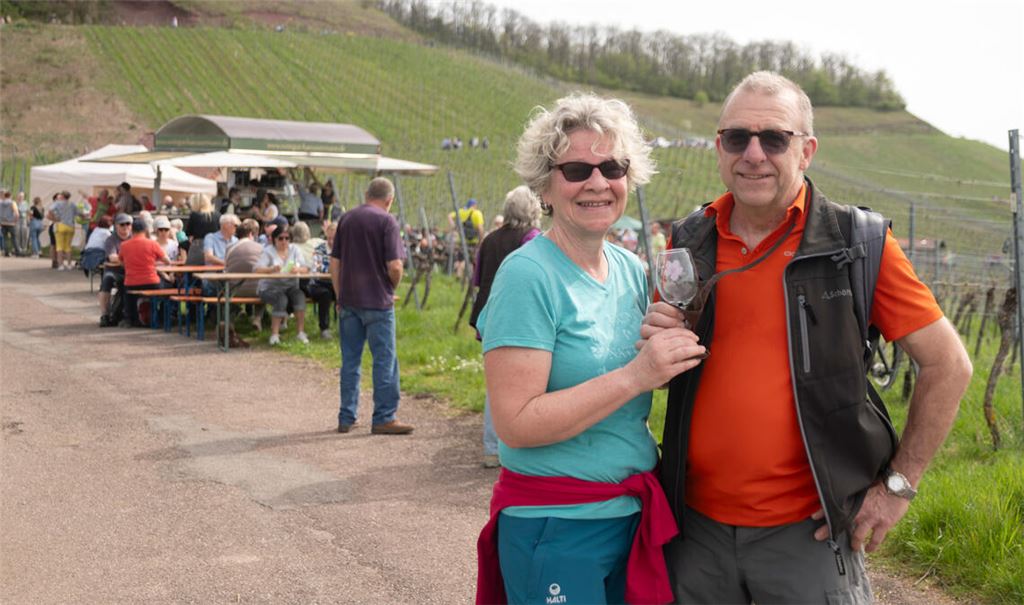 Beste Laune auch ohne Mandelblüten: Sonja und Karlheinz Steinmetz. Foto: Fotomoment