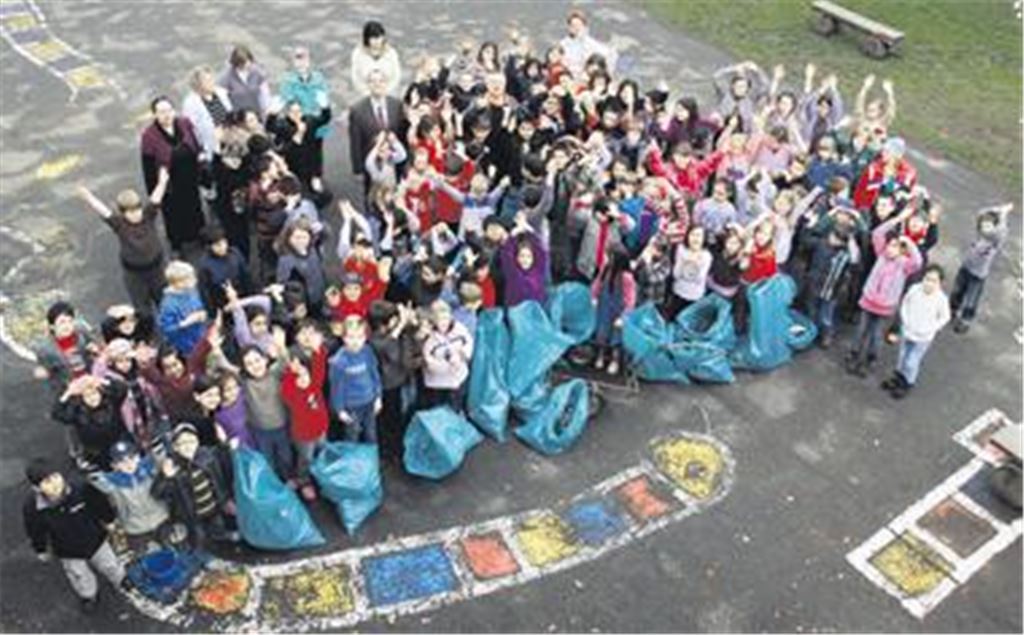 Beste Laune herrscht unter den Mühlacker Heidenwäldle-Grundschülern. Nach ihrer Putzete-Tour präsentieren sie  im Beisein von OB Frank Schneider  stolz ihre Ausbeute.
Foto: Sadler