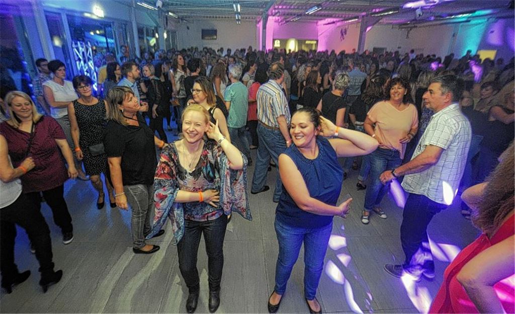 Tanzparty im Autohaus lockt 700 Gäste an