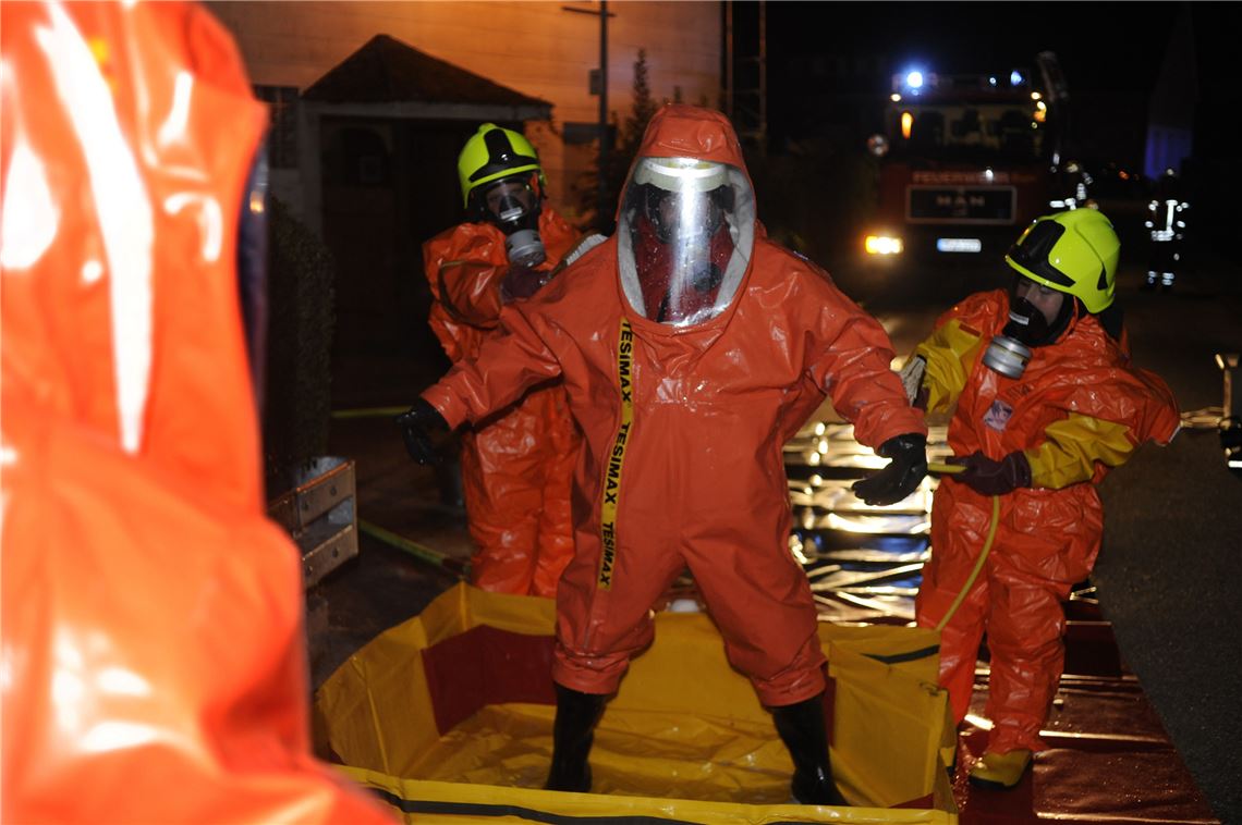 Bestens ausgerüstet: Aktive der Feuerwehr in Chemikalienschutzanzügen, die die Einsatzkräfte vor Verletzungen durch Säure bewahren.  Foto: Fotomoment