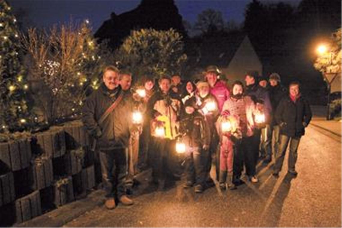 Bestens gerüstet für die Tour in die Dunkelheit: Die rund 15 Teilnehmer machen sich auf den Weg zum Hollerstein, wo der Glühwein schon wartet. Fotos: Hansen