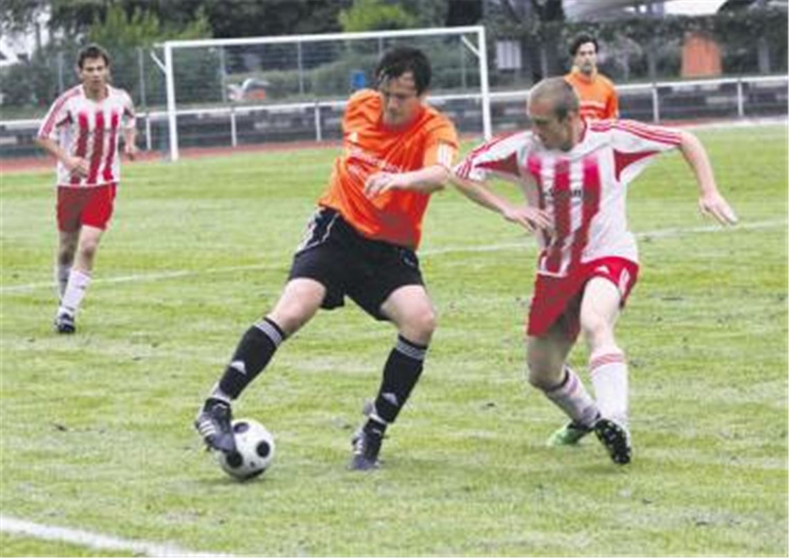 Bester Spieler auf dem Platz: Maulbronns Stephan Bayer (re.) beißt trotz Schmerzen die Zähne zusammen und zieht Manuel Russ den Zahn.
Foto: Eigner