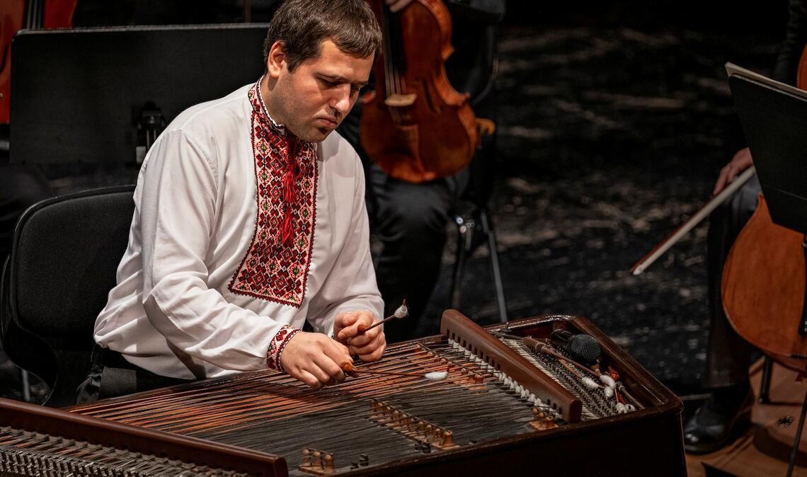 Bestreitet gemeinsam mit dem „Südwestdeutschen Kammerorchester Pforzheim“ den Auftakt zum „Musikalischen Sommer“: Oleksij Rybak am Cimbalom. Foto: privat
