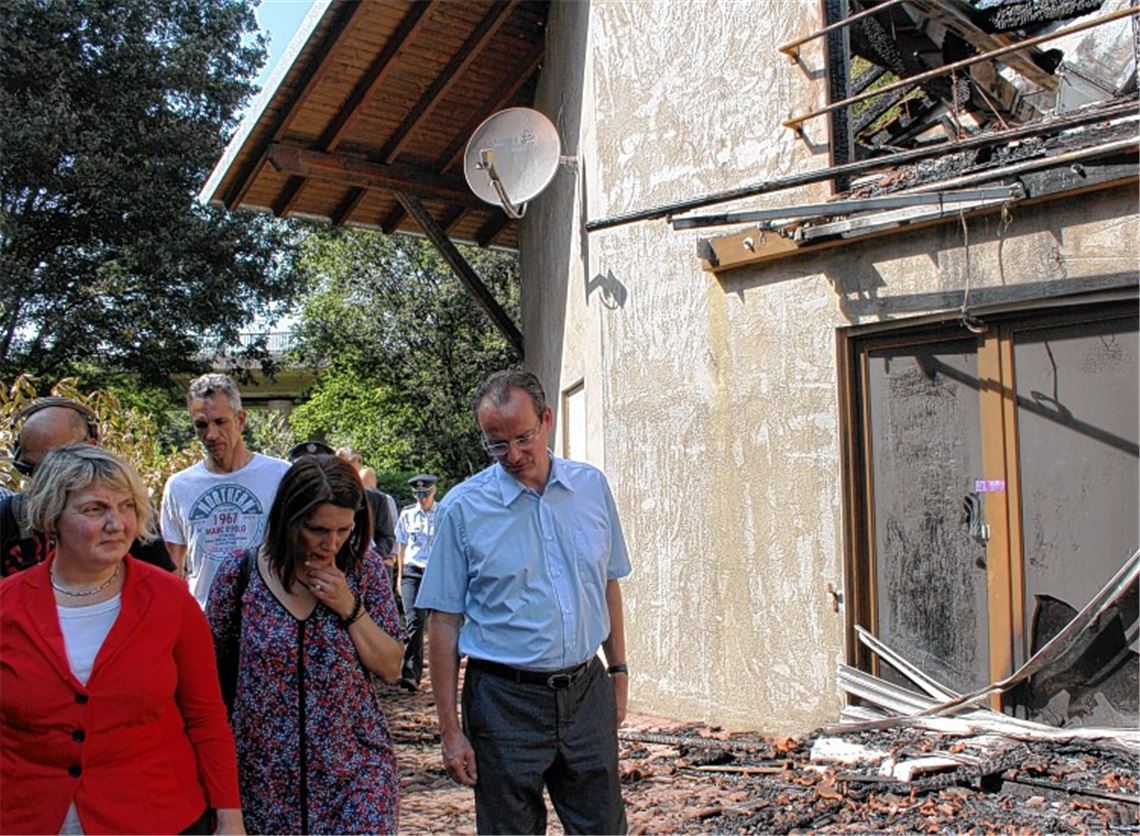 Bestürzung: Bei der Pressekonferenz äußern sich (v.re.) Bürgermeister Luca Prayon, Landrat Karl Röckinger, die Leitende Oberstaatsanwältin Sandra[[br]]Bischoff, Leitender Kriminaldirektor Karl-Heinz Ruff und weitere Vertreter der Polizei und der Feuerwehr zum mutmaßlichen Brandanschlag von Singen.