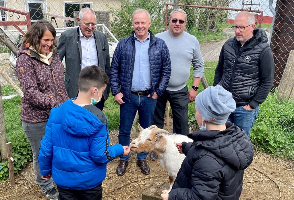 Besuch auf dem Bauernhof, der mit einer Spende bedacht wird: die Rotarier Karlheinz Schmid, Gert Meier, Jörg Schüle und Christian Fuchs (v. li.) mit Sina Aichele. Foto: privat