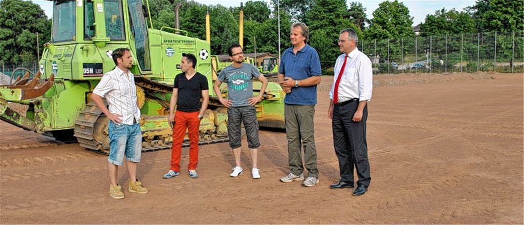 Besuch auf der Baustelle: Bürgermeister Heinz-Peter Hopp (2. v. re.) mit den Vorstandsmitgliedern des FVK (v. li.), Marcus Egler, José Carrero Palas, Gregorio Ductor und Bernd Vogt. 