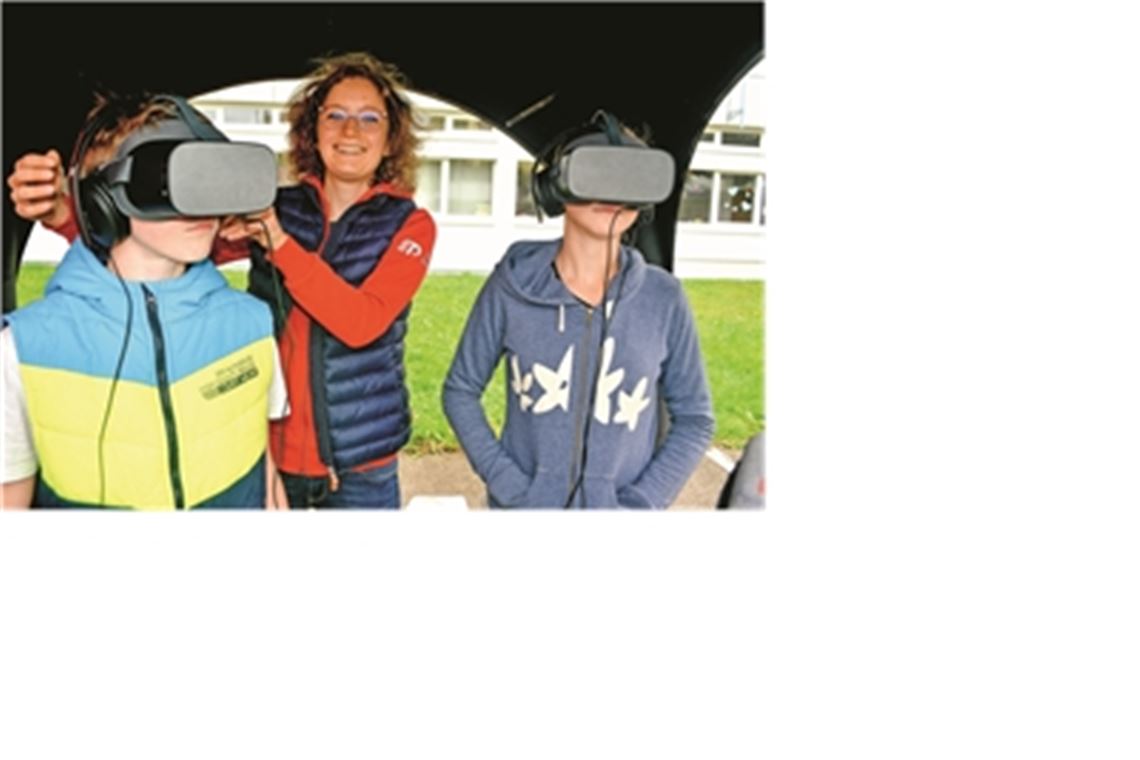 „Besuch“ auf der Baustelle: Die Firma Fink Bedachungen ermöglicht jungen Interessenten wie Lena und Benjamin Langenstein auf virtuelle Art Einblicke in den Dachdecker-Beruf. Fotos: Stahlfeld