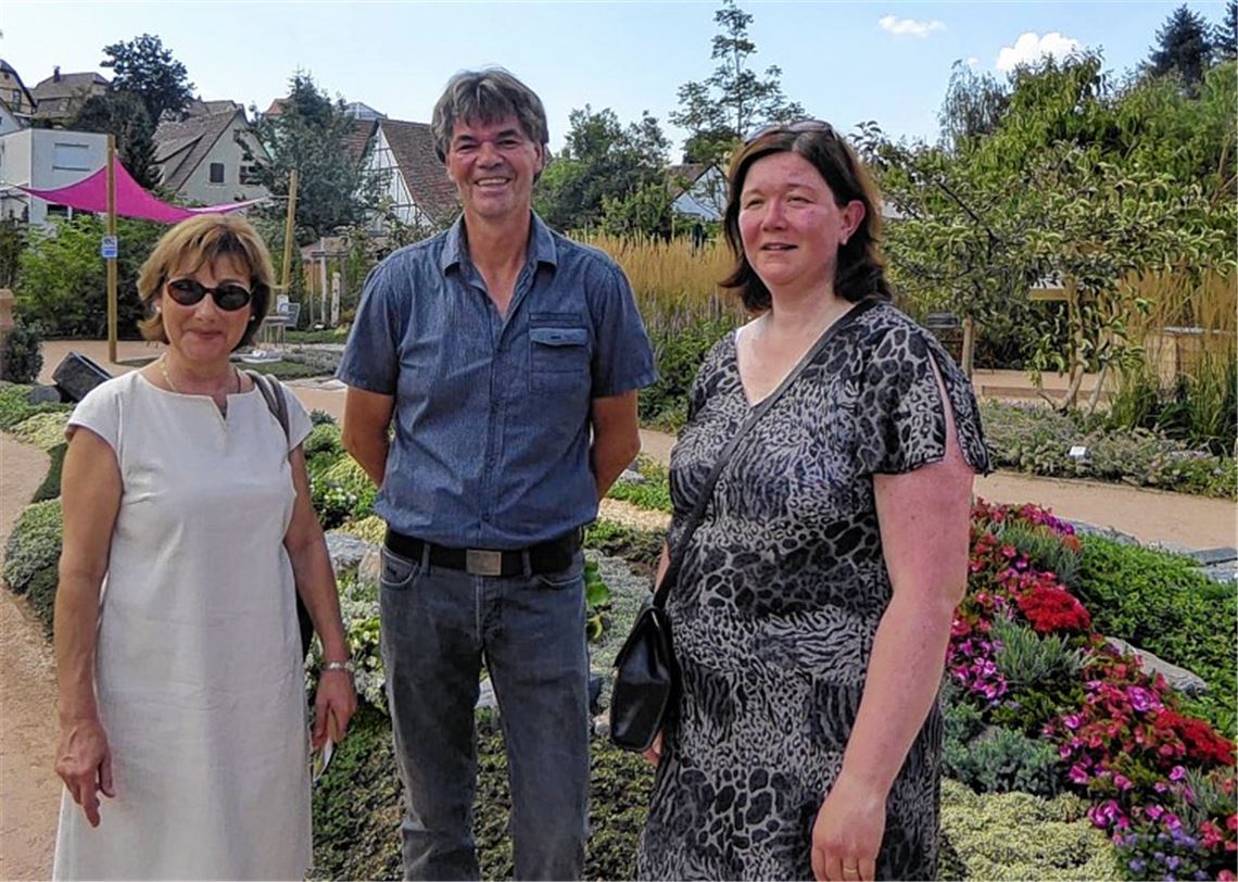 Abgeordnete lobt den „Erinnerungsgarten“ Besuch auf der Gartenschau (v. li.): Dr. Marianne Engeser, Friedhofsgärtner Christof Hilligardt und die Vorsitzende der Frauen Union Enzkreis/Pforzheim, Tatjana Baur.