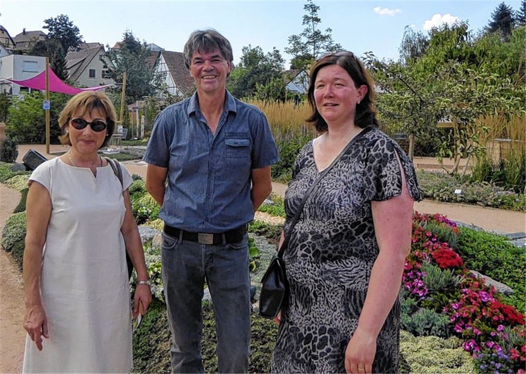 Besuch auf der Gartenschau (v. li.): Dr. Marianne Engeser, Friedhofsgärtner Christof Hilligardt und die Vorsitzende der Frauen Union Enzkreis/Pforzheim, Tatjana Baur.