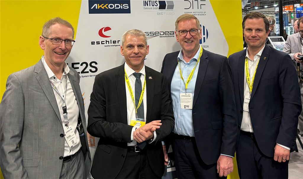 Besuch auf der Messe „Enforce Tac“ in Nürnberg (v.li.): Claus Kapp vom Sternenfelser Unternehmen Alutec metal innovations GmbH & Co. KG, der Staatssekretär im baden-württembergischen Wirtschaftsministerium, Dr. Patrick Rapp, WFG-Geschäftsführer Jochen Protzer und Gunnar Mey, Geschäftsführer „Baden-Württemberg International“. Foto: privat