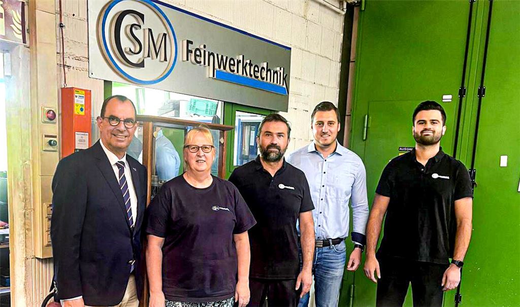 Besuch bei der Firma CSM Feinwerktechnik GmbH (v.li.): OB Frank Schneider, Büroleiterin Tanja Koptik, Unternehmensgründer Cemal Murat, Wirtschaftsförderer Mirko Elinger und Abdul Samed Murat. Foto: privat