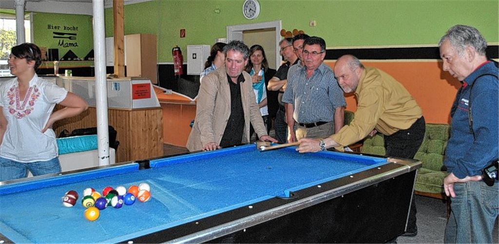 Besuch bei der Jugend: Die Illinger Gemeinderäte testen die Ausstattung im Jugendhaus.Foto: Stahlfeld