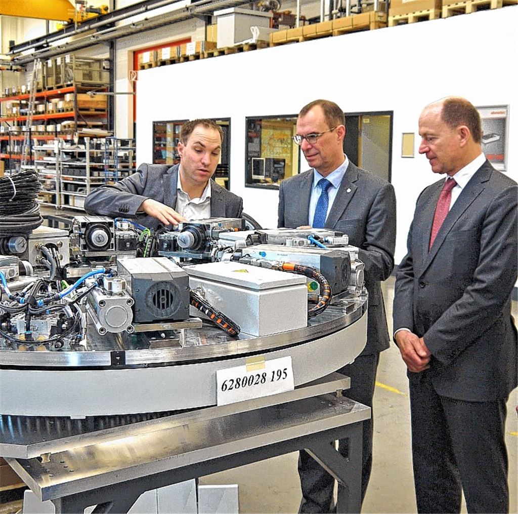 Besuch bei elumatec: OB Frank Schneider (Mitte) mit Produktionsleiter Sebastian Kuhn (li.) und Vorstand Frank R. Keller.privat