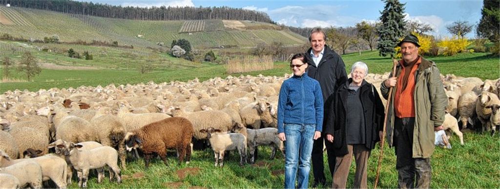 Besuch beim Wanderschäfer: Bürgermeister Heinz-Peter Hopp, seine Frau Susanne und Naturparkführerin Marie-Luise Jaggy tauschen sich mit Willy Schimpf aus. 