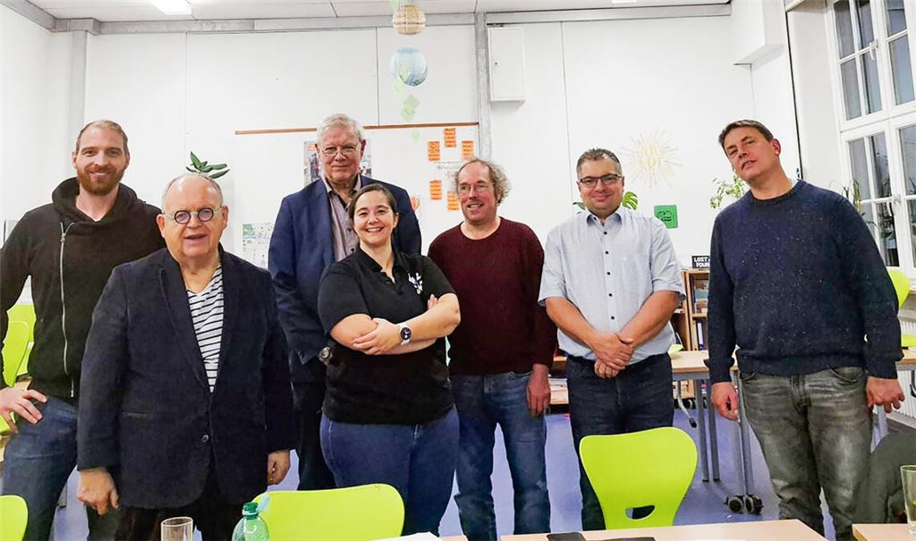 Besuch der CDU-Fraktion in der Schiller-Gemeinschaftsschule (v.li.): die Stadträte Tobias Scheytt, Günter Bächle und Dr. Peter Napiwotzky, Schulleiterin Davina Mazowiec und die Stadträte Matthias Trück, Oliver Höhner und Matthias Aichele. Foto: privat