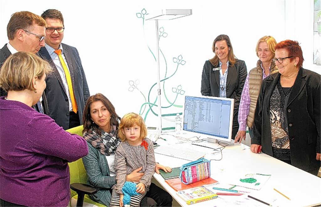 Tochter spielt an Muttis Arbeitsplatz