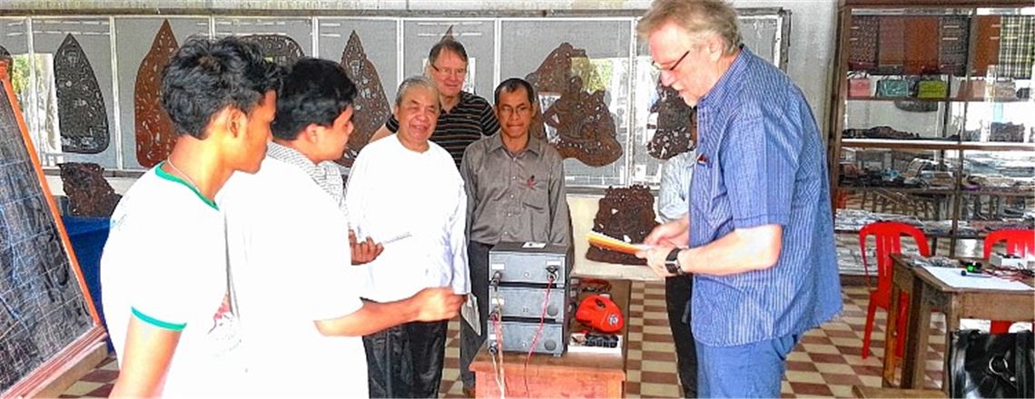 Besuch in Kambodscha: Projektleiter Klaus-Peter Böhringer erläutert die Solaranlage im „Friedenshaus“. Foto: privat