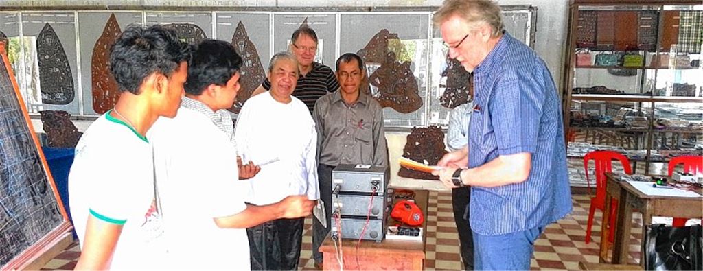 Besuch in Kambodscha: Projektleiter Klaus-Peter Böhringer erläutert die Solaranlage im „Friedenshaus“. Foto: privat