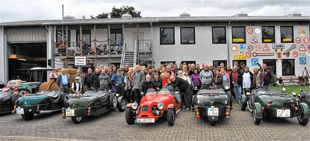 Lomax-Freunde bestaunen Oldtimer