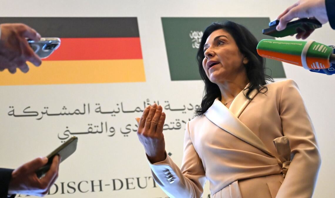 Besuch in Saudi-Arabien: Wirtschaftsministerin Katherina Reiche gibt ein Pressestatement in Riad.
