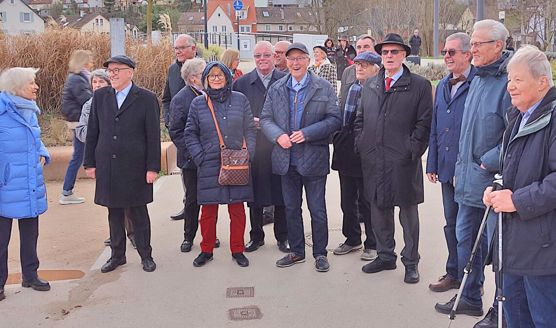 Besuch in den Enzgärten: die früheren Bürgermeister und ihre Partnerinnen mit den Organisatoren des Ausflugs, Frank Kreeb (vorne Mitte) und Jürgen Kurz (2.v.re.). Foto: Schabert
