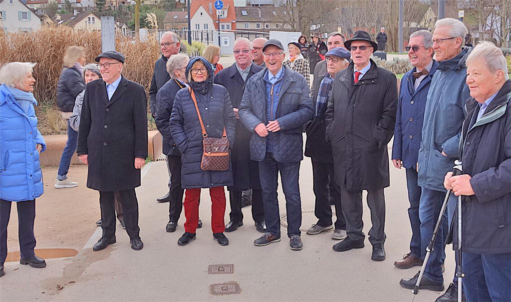 Besuch in den Enzgärten: die früheren Bürgermeister und ihre Partnerinnen mit den Organisatoren des Ausflugs, Frank Kreeb (vorne Mitte) und Jürgen Kurz (2.v.re.). Foto: Schabert