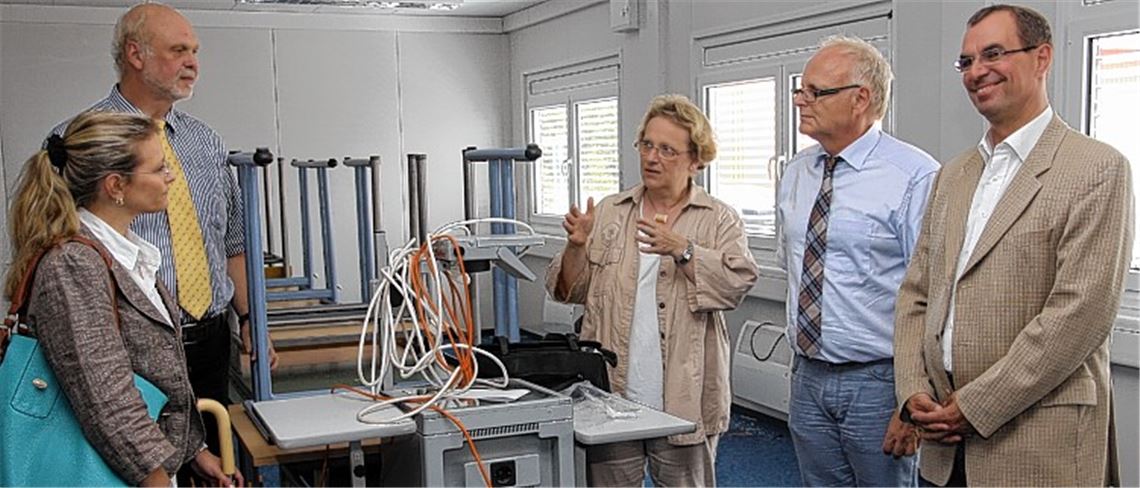 Besuch in der Container-Schule (v. li.): Miriam Mayer, Leiterin des Enzkreis-Amts für technische Dienste, Enzkreis-Sozialdezernent Roland Hübner, Regierungspräsidentin Nicolette Kressl, Landrat Karl Röckinger und Mühlackers Oberbürgermeister Frank Schneider. Foto. Sadler