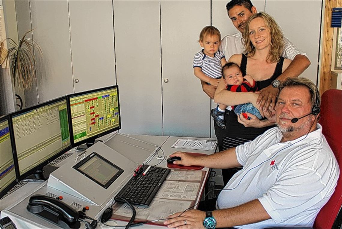 Besuch in der DRK-Rettungsleitstelle: Christina und Patricio Zahn mit ihren Kindern und Rettungsassistent Frank Dehnert, der bei der Geburt am Telefon geholfen hat. Foto: privat