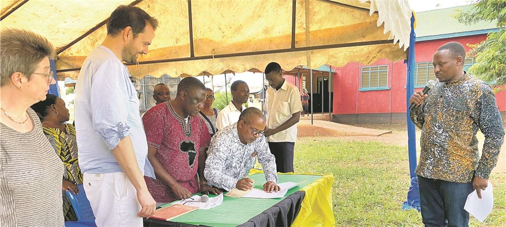 Besuch in der tansanischen Partnerregion: Landrat Bastian Rosenau bei einem Treffen zur Übergabe von Photovoltaik-Anlagen an Gesundheitseinrichtungen in Masasi Stadt und Distrikt. Foto: LRA Enzkreis