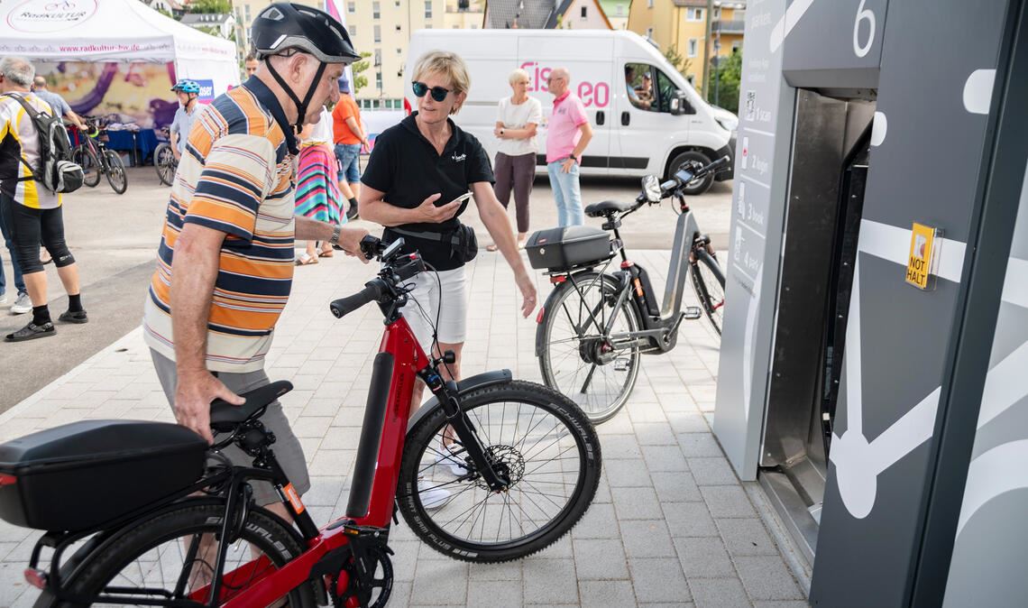 Meilenstein für die Mobilitätswende Besucher Rudi Haag aus Mühlacker testet das Abstellen im neuen Fahrradparkhaus, das mit moderaten Preisen lockt: Der Tagestarif beträgt einen Euro. Fotos: Fotomoment