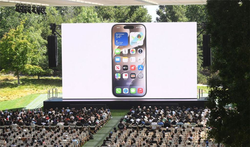 Besucher bei der WWDC: Apple veröffentlicht seine neue Sprachassistentin Siri AI vorerst nicht in Deutschland.
