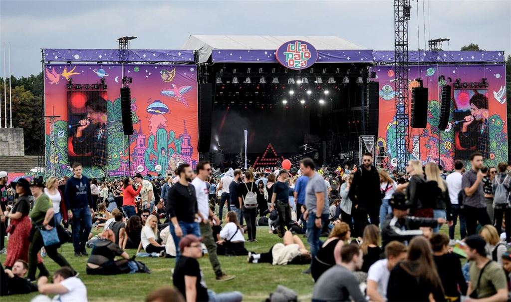 Besucher des Lollapalooza Festivals auf dem Gelände des Berliner Olympiastadions.