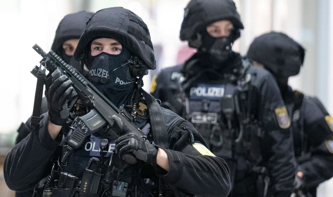 Besucher flohen, es gab Verletzte. Die Polizei sieht aktuell keine Gefahr mehr.