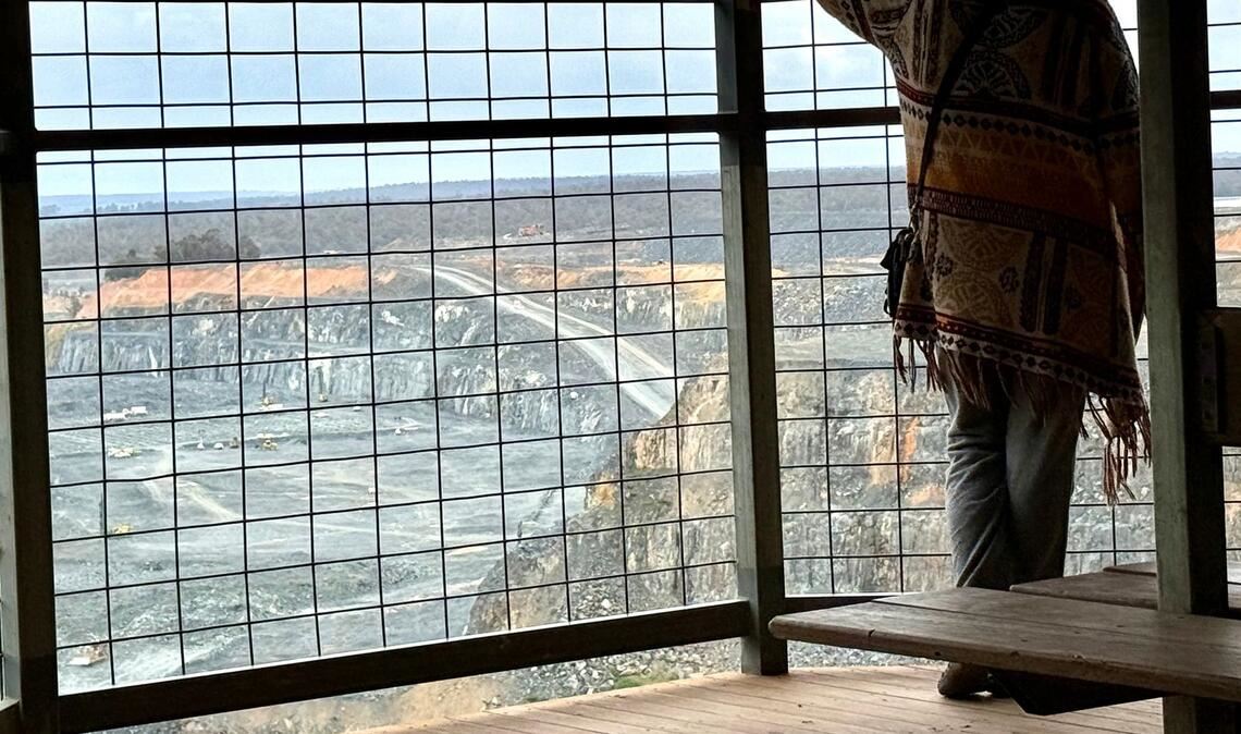 Besucher können die gewaltige Mine von einem Aussichtspunkt aus bestaunen - und sie soll bald noch größer werden.