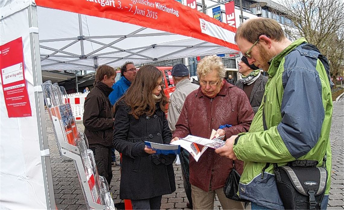 Besucher können sich mit zahlreichen Broschüren und Flyern über den Kirchentag informieren.