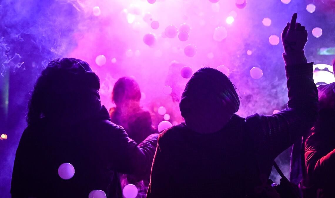 Besucher tanzen in der so genannten Wichtel Disco bei der Eröffnung der Weihnachtslichter-Attraktion Weihnachten im Tierpark Berlin.