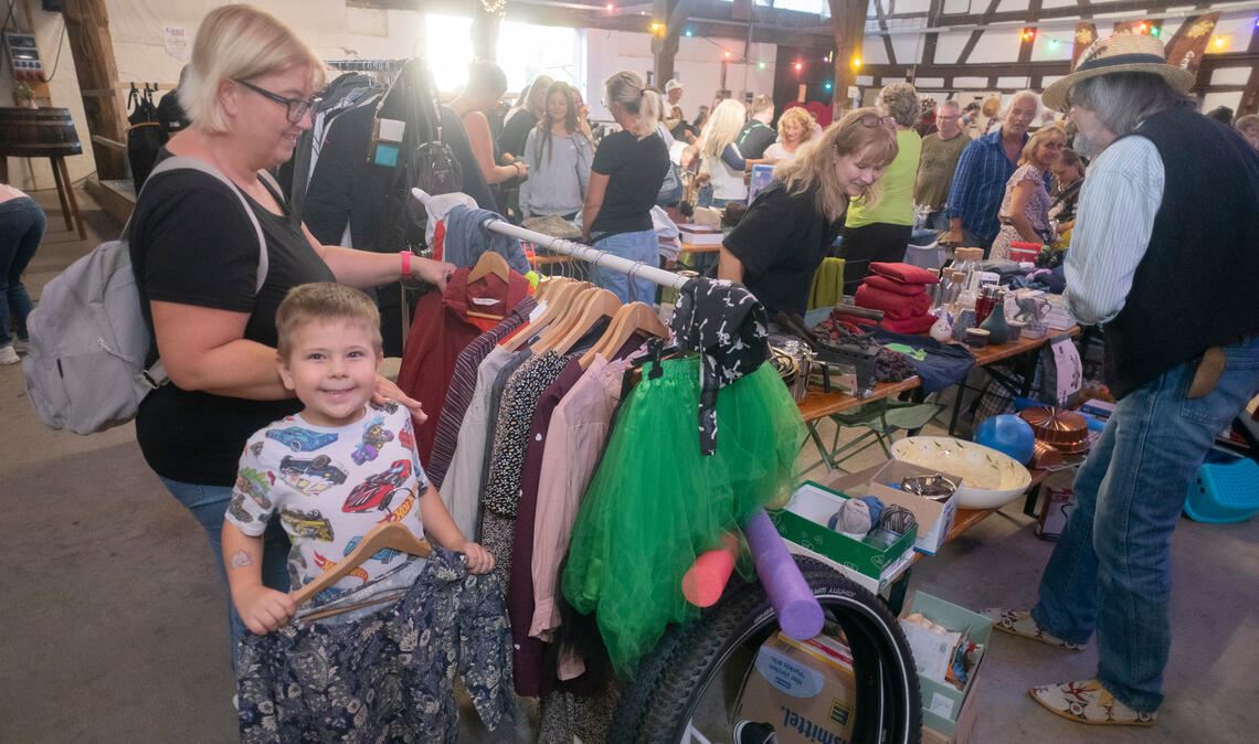 Besucherin Julia Elias mit ihrem Sohn Vincent beim Abendflohmarkt. Foto: Fotomoment