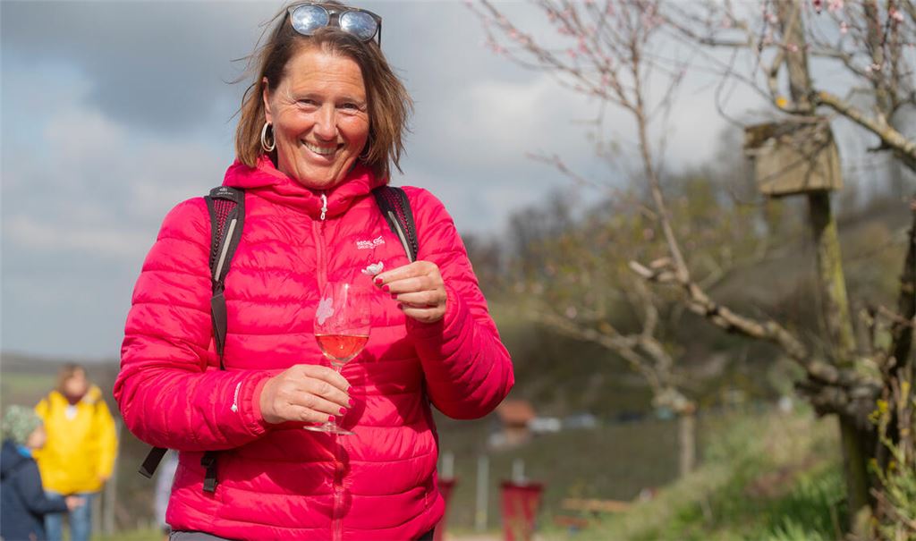 Besucherin mit zum Rosé farblich passender Blüte. Fotos: Fotomoment