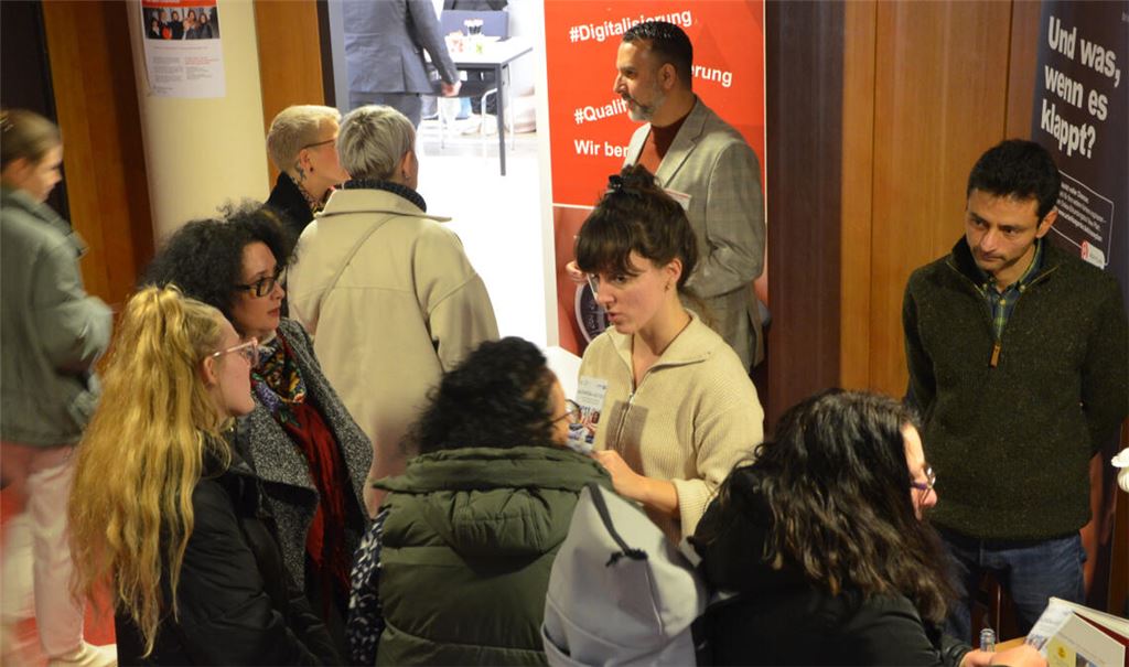 Besucherinnen und Besucher der Weiterbildungsmesse „Markt der Möglichkeiten“, die von der Agentur für Arbeit organisiert wird, informieren sich über Weiterbildungsangebote. Foto: Sibylle Fischer/Agentur für Arbeit