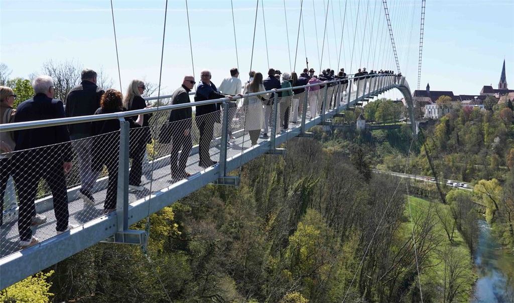 Besucherinnen und Besucher können ab dem 24. April über die 606 Meter  lange Brücke laufen.