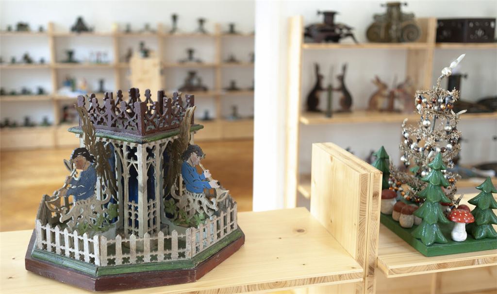 Besucherinnen und Besucher können derzeit mehr als 350 Exemplare im Christbaumständer Museum in Lienzingen betrachten. Fotos: Archiv