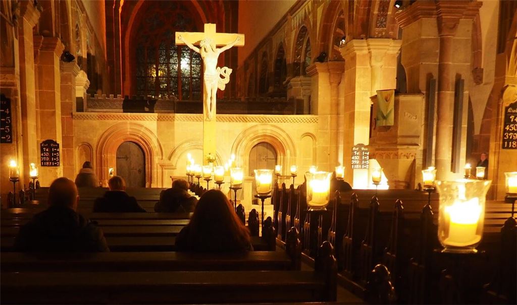 Besucherinnen und Besucher lassen die besondere Atmosphäre der Klosterkirche und die im Hintergrund erklingenden gregorianischen Gesängen auf sich wirken. Fotos: Müller