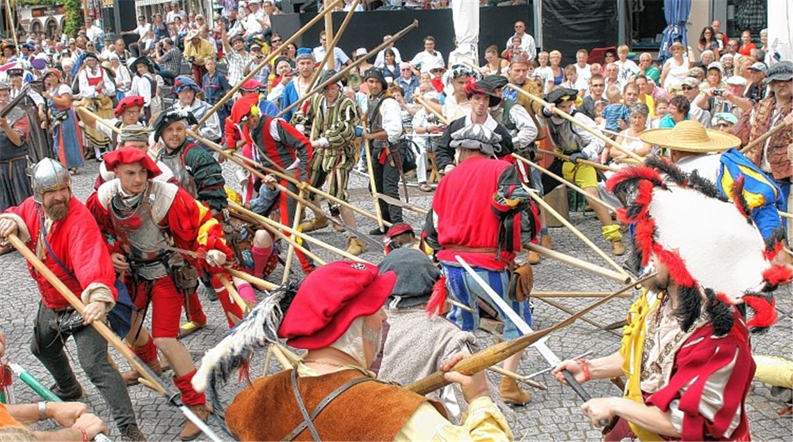 Besuchermagnet: Das mittelalterliche Spektakel in Bretten lockt laut einer Pressemitteilung jährlich rund 140000 Gäste an.Archivfoto: Kollros