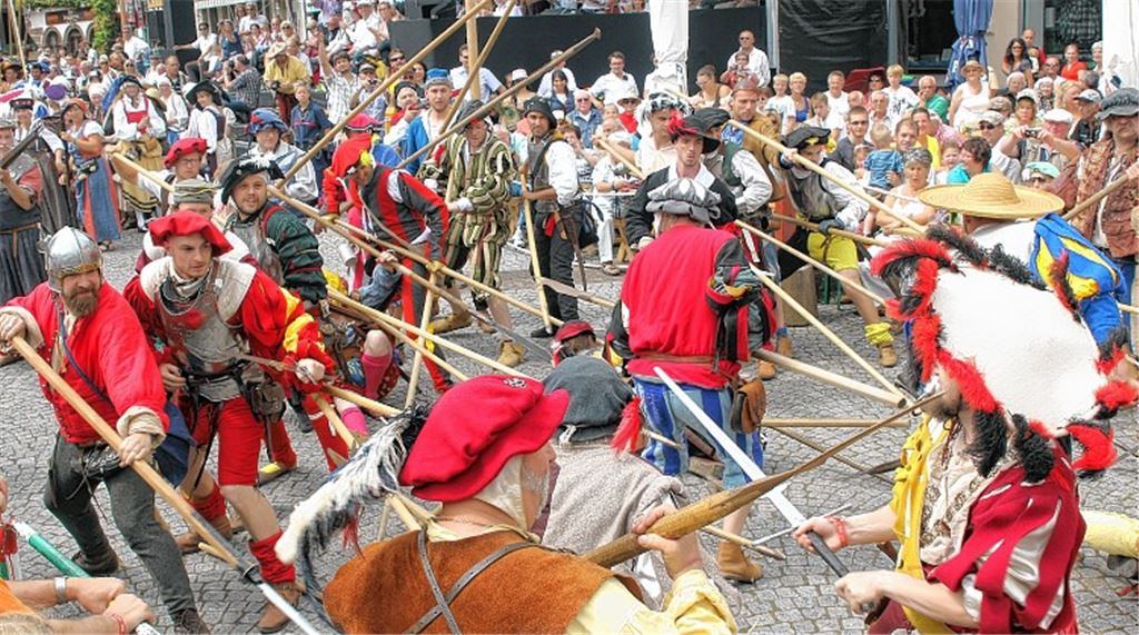 Besuchermagnet: Das mittelalterliche Spektakel in Bretten lockt laut einer Pressemitteilung jährlich rund 140000 Gäste an.Archivfoto: Kollros