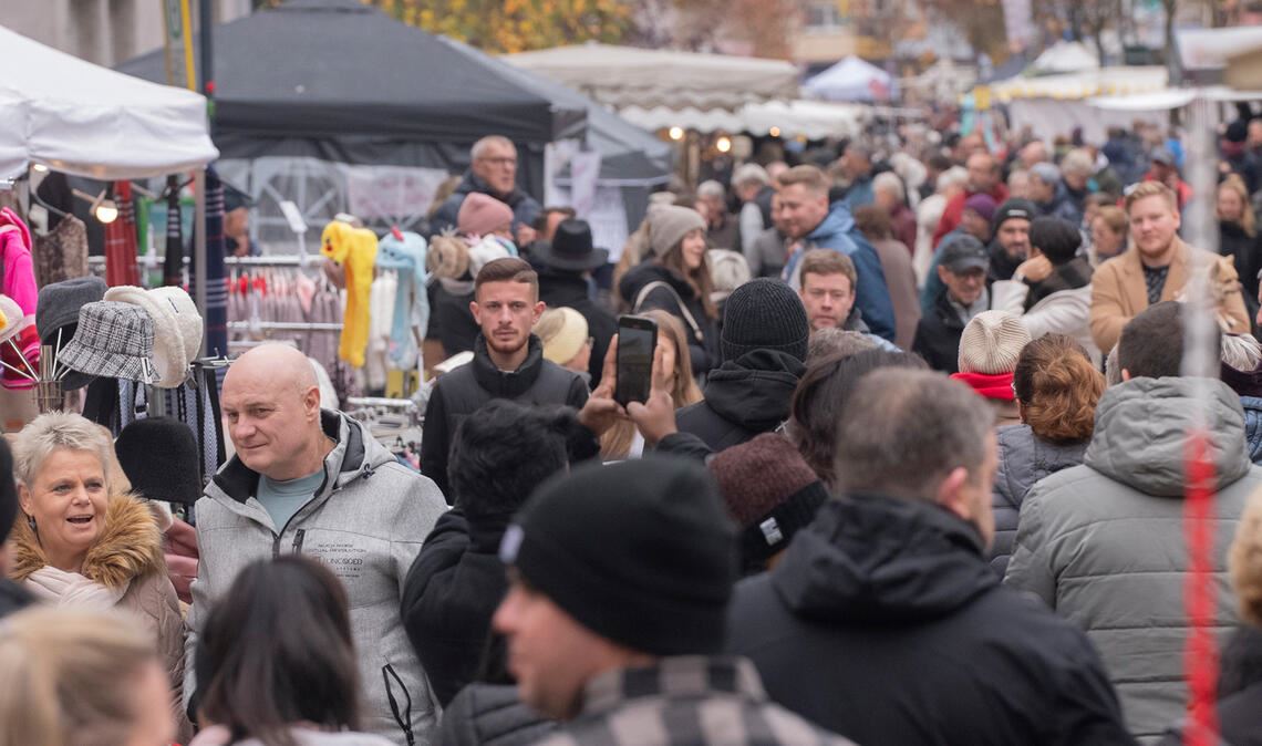 Besuchermassen beim Martinimarkt – für Radfahrerinnen und Radfahrer ist in der Innenstadt kein Durchkommen. Foto: Fotomoment