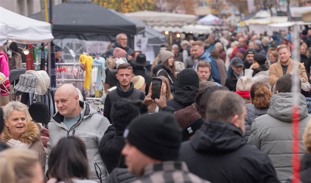 Besuchermassen beim Martinimarkt – für Radfahrerinnen und Radfahrer ist in der Innenstadt kein Durchkommen. Foto: Fotomoment