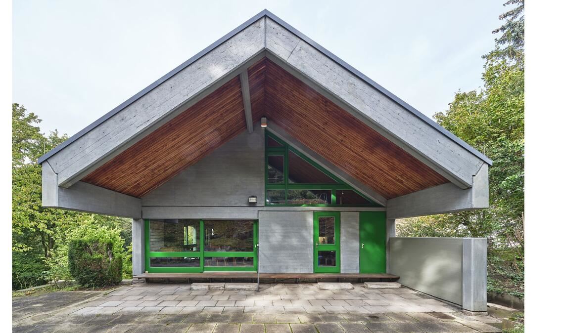 Beton, Holz, Farbakzente: Das von Klaus Franz 1969 entworfene Haus in Stuttgart, Rückansicht. Der Architekt Matthias Ludwig, Partner in  büro für architektur (bfa), hat das Stuttgarter Wohnhaus saniert vom Dach bis zur Heizung (Umstellung auf Wärmepumpe). Auch . . .