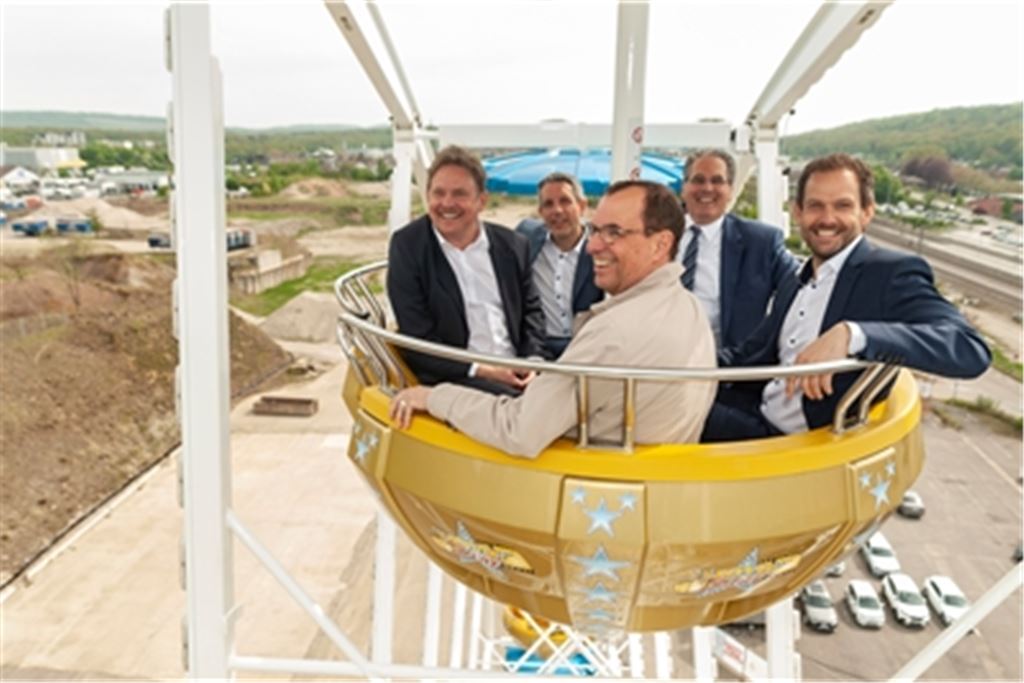 Betrachten die Dimensionen des Projekts „Ziegel Höhe“ vom Riesenrad aus: Die Geschäftsführer Achim Geisbauer und Peter Laustetter von der Hofkammer Projektentwicklung GmbH, Hofkammer-Präsident Henrik M. Lingenhölin, Enzkreis-Landrat Bastian Rosenau und Mühlackers OB Frank Schneider (v. li. im Uhrzeigersinn). Fotos: Fotomoment, Disselhoff (1)